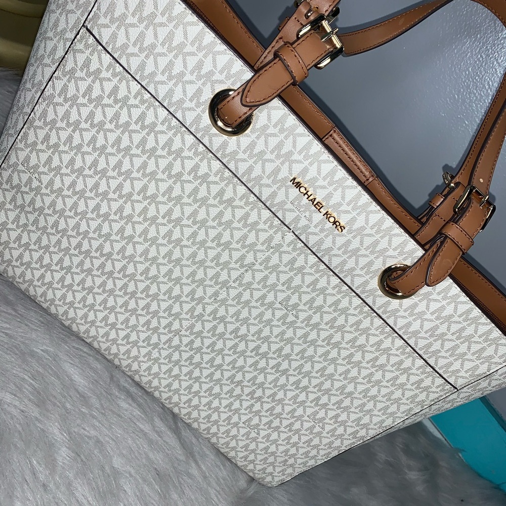 Large vanilla Michael kors tote bag.
